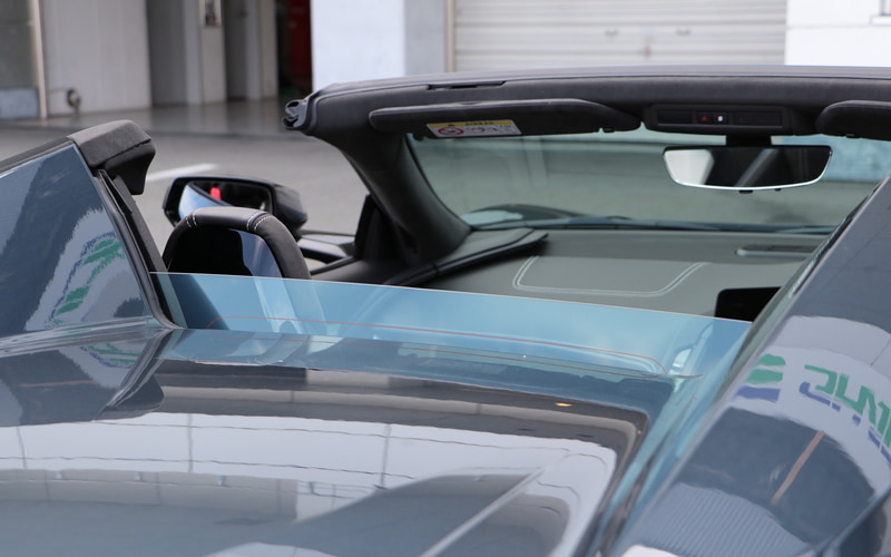 リアウィンドウも開閉機構が備わり風の巻き込みなどを低減する（写真はコンバーチブルでクーペとは形状が若干異なる）