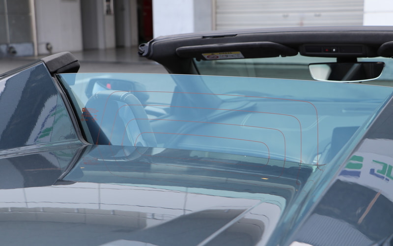 リアウィンドウも開閉機構が備わり風の巻き込みなどを低減する（写真はコンバーチブルでクーペとは形状が若干異なる）