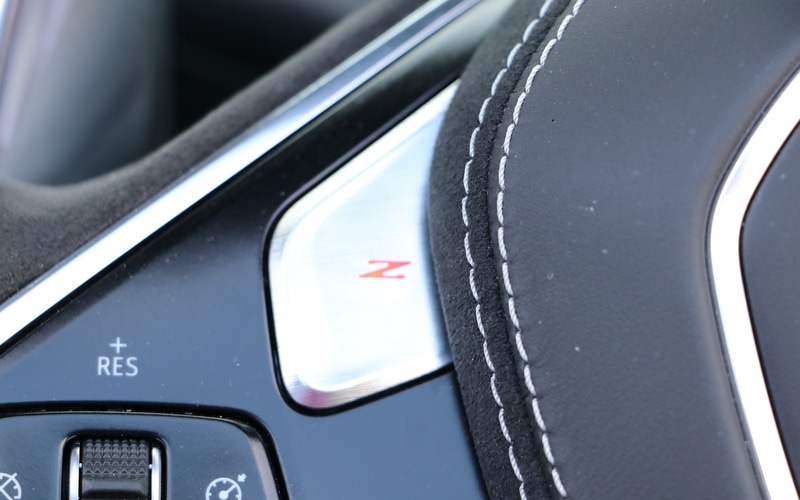 Zモードのみステアリングのボタンで発動させる。ボタンを押すとアイドリングのエンジン回転数が若干上がる