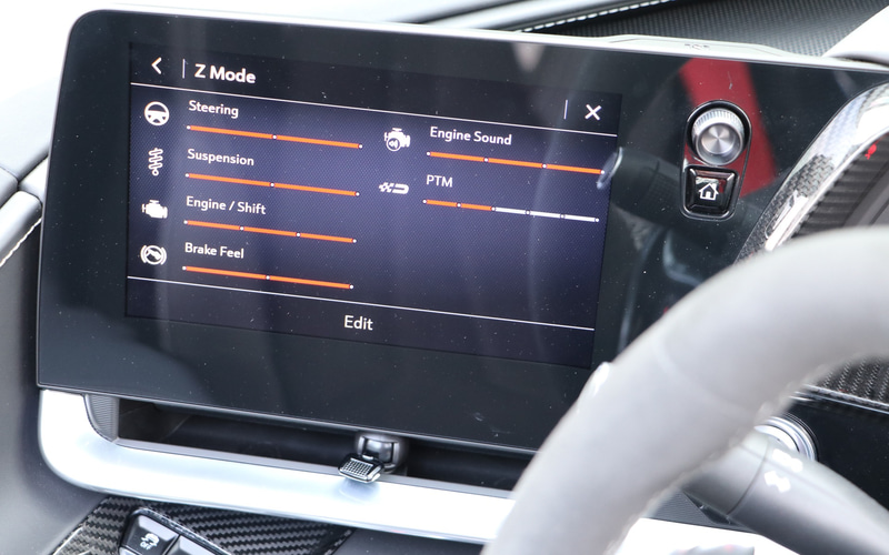 Zモードでは画面のバーが赤色になるだけでなく、ドライバーがエンジンとトランスミッションのセッティングを行なえる
