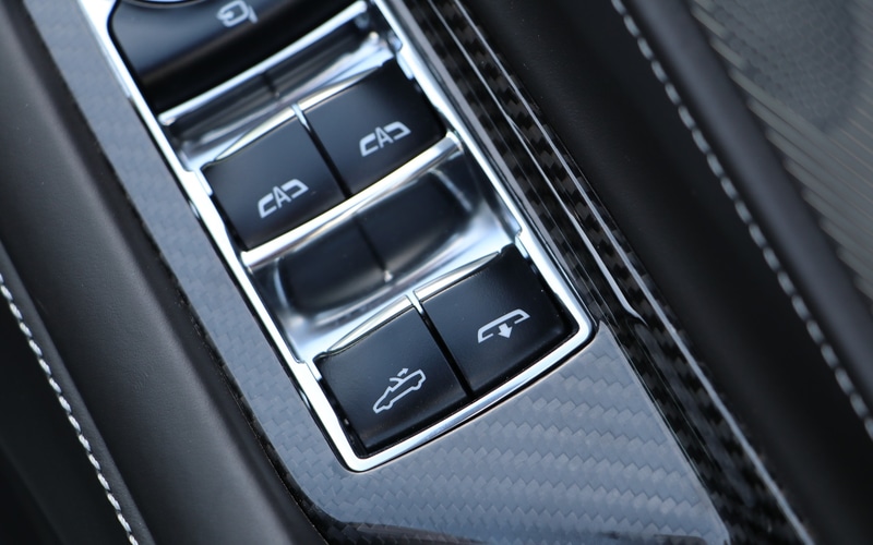 コンバーチブルの開閉とリアウィンドウのスイッチは運転席のドアに配置