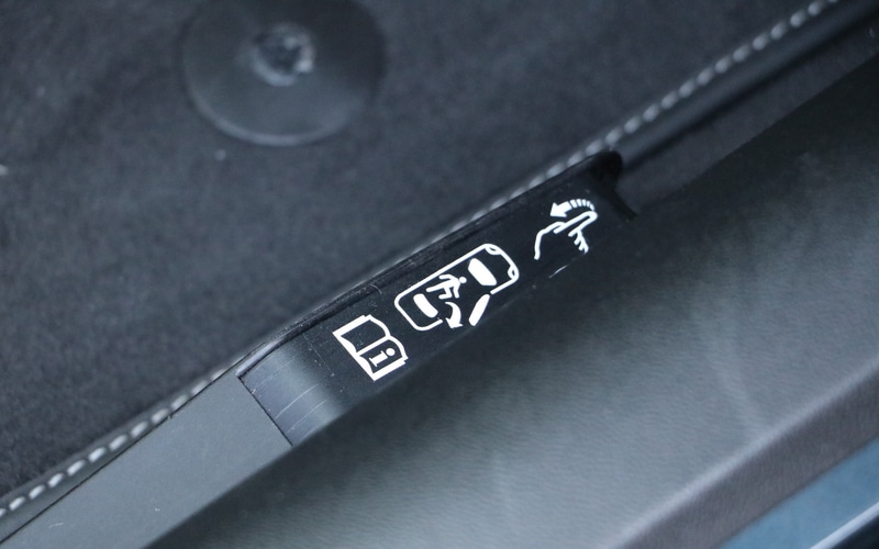 ドアは電動ボタン式だが、バッテリ切れなどの際に手動で開けられるレバーを備える