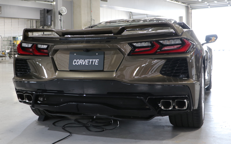 エンジンルームの熱はリアの左右ダクトからボディ後方へ排出される