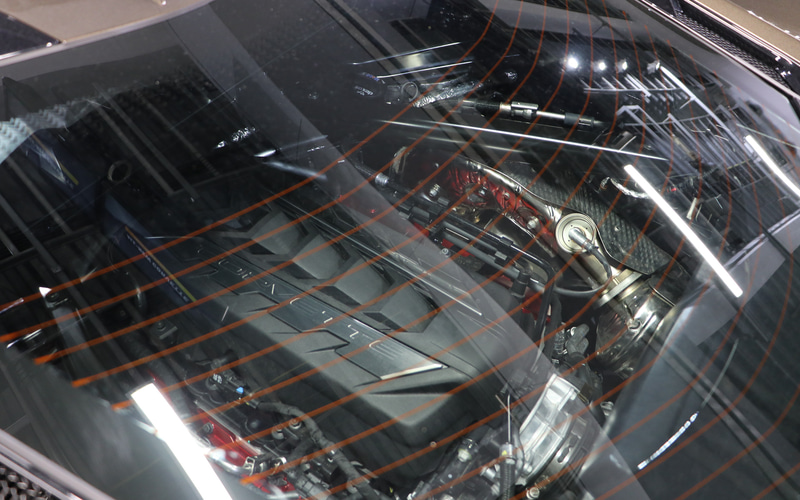 クーペタイプはリアハッチの外からエンジン本体を見ることができるが、コンバーチブルは開いたルーフがエンジンルームの上に収まるためエンジンにはカバーが備わり常時見ることができなくなっている