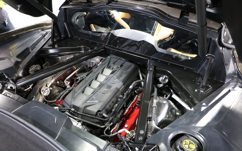 パワートレーンは、気筒休止機構を備えたV型8気筒 6.2リッター直噴エンジン（最高出力369kW［502PS］/6450rpm、最大トルク637Nm/5150rpm）に8速DCT（デュアルクラッチトランスミッション）が組み合わせられる