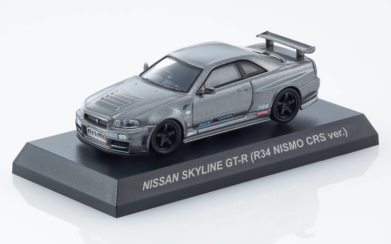 R34 CRSのボディカラーはR35 GT-Rの純正色であるダークメタルグレー。ディスプレイ台座も付属する