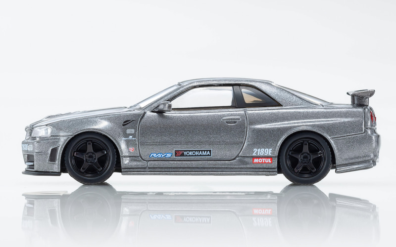 ミニカーサイズ：本体全長7.1cm。ミニカー素材：亜鉛合金、ABS樹脂、PVC（非フタル酸系）、ポリスチレン。ギミック：開閉機構なし