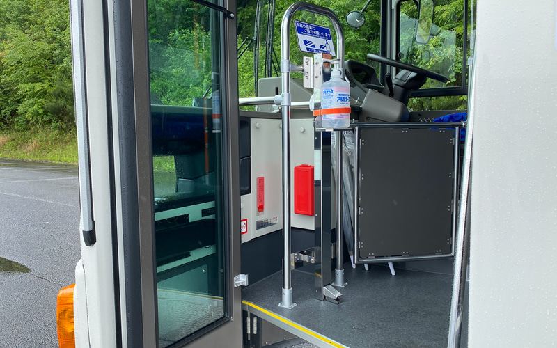 消毒スプレーなどを設置できる脚踏み式スタンドも付属