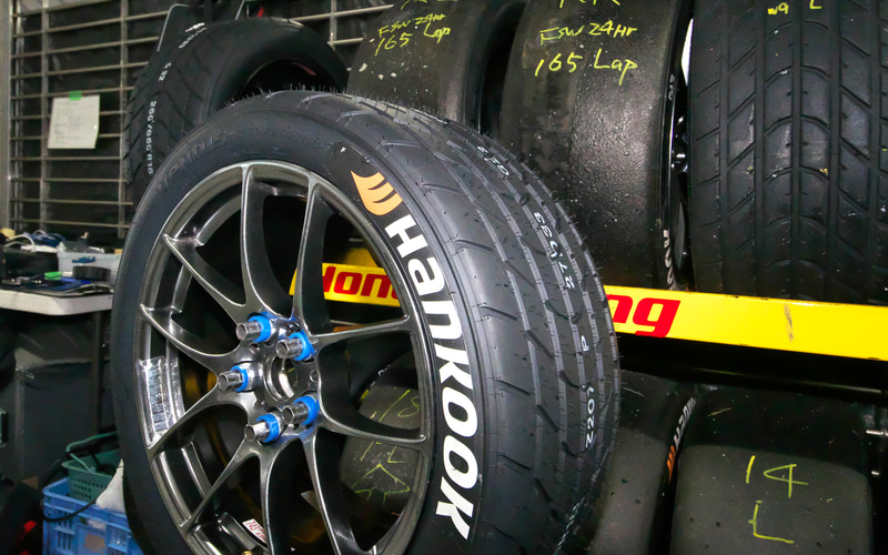 シビック TYPE Rはドイツ仕様の左ハンドルの6速MT車がベース。エンジンはノーマル