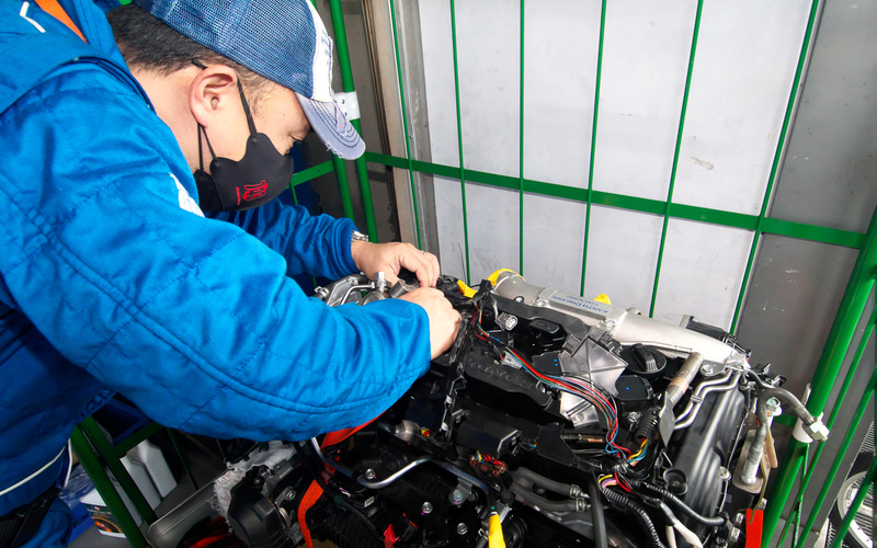 クルーたちの頑張りでマシンはコース上に復帰することができた