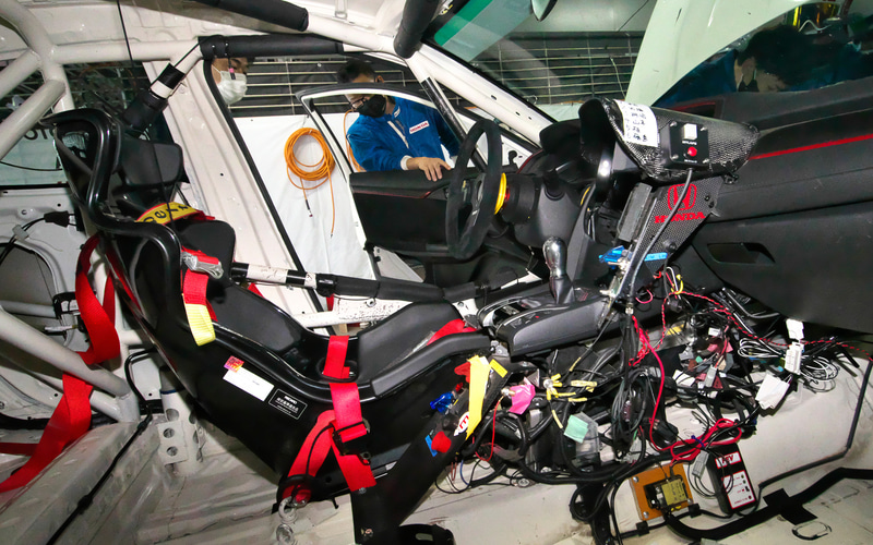 シビック TYPE Rはドイツ仕様の左ハンドルの6速MT車がベース。エンジンはノーマル