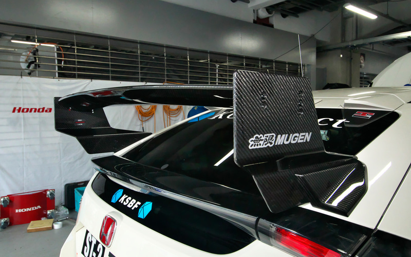 シビック TYPE Rはドイツ仕様の左ハンドルの6速MT車がベース。エンジンはノーマル