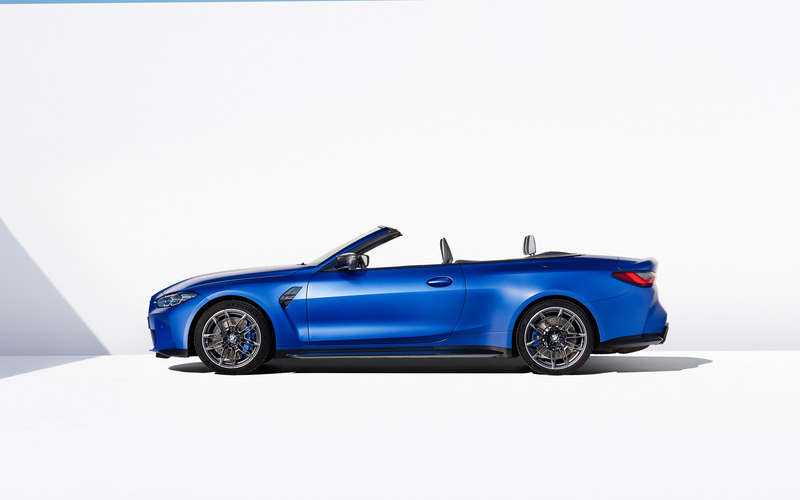 ソフトトップルーフは電動式によって移動時でも18秒で開閉を完了させる