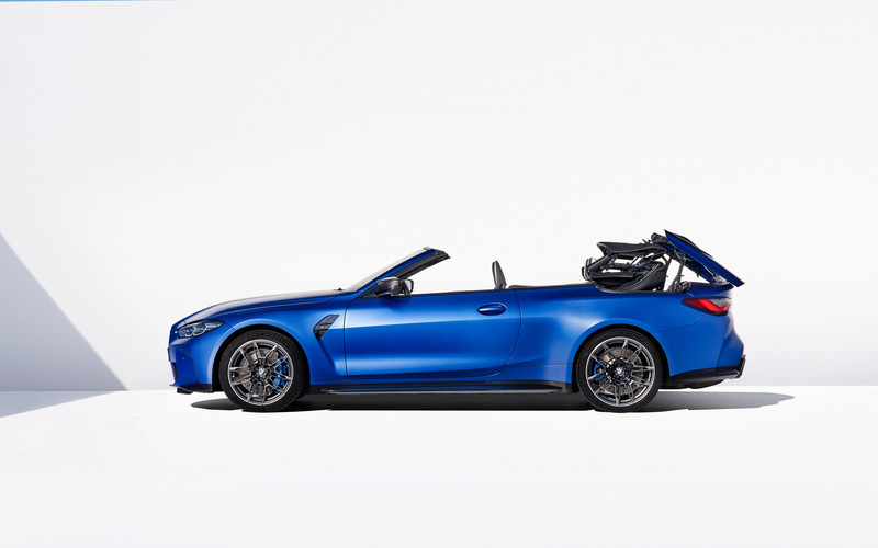 ソフトトップルーフは電動式によって移動時でも18秒で開閉を完了させる