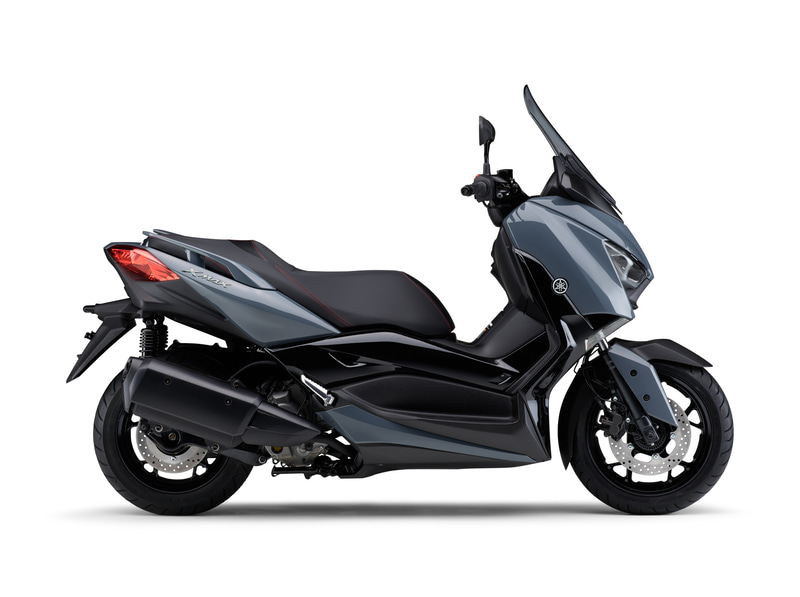 “グレー”は、2021年モデルの各MAXシリーズでも採用しているソリッドで艶のあるグレーを採用し、トレンディかつスポーティなイメージを表現