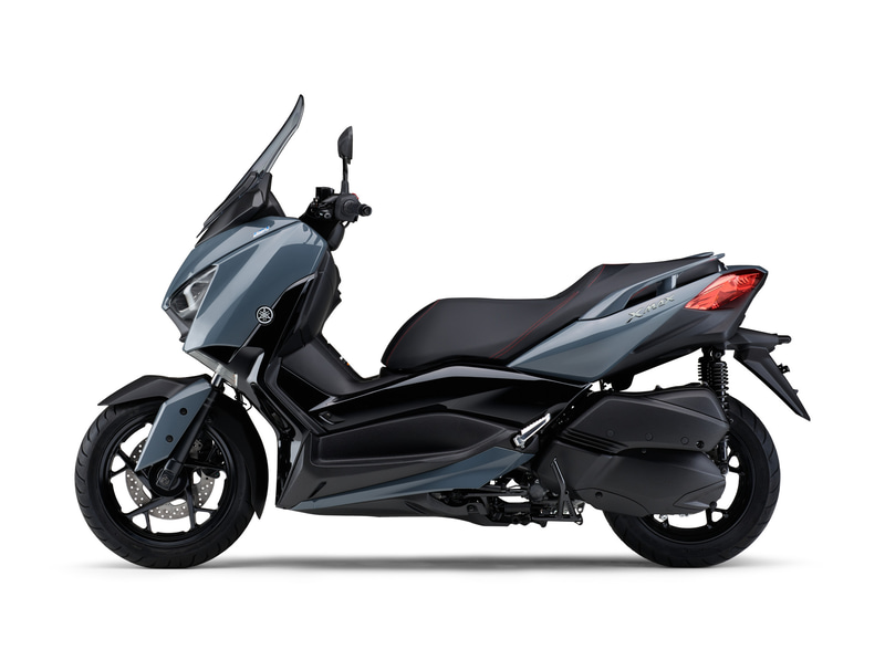 “グレー”は、2021年モデルの各MAXシリーズでも採用しているソリッドで艶のあるグレーを採用し、トレンディかつスポーティなイメージを表現