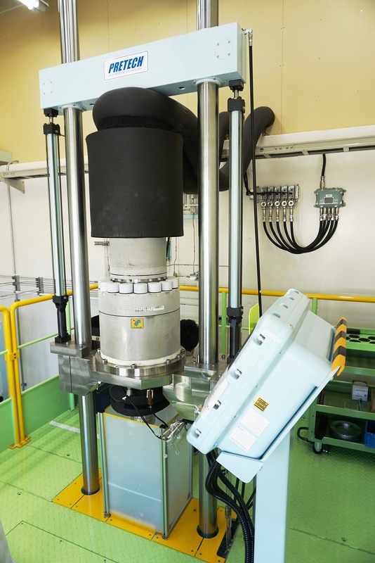 高圧水素ガス環境試験に対応した軸荷重型の引張・疲労試験装置（2019年導入）