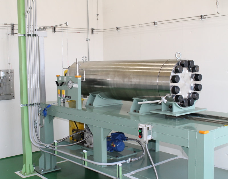 世界初という高圧水素ガス環境試験に対応した回転曲げ疲労試験装置