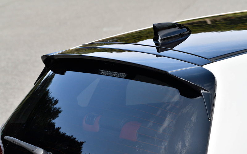 専用テールゲートスポイラー