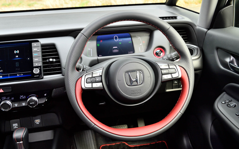 専用本革巻ステアリングホイール＋専用アクセントカラーインテリアパネル