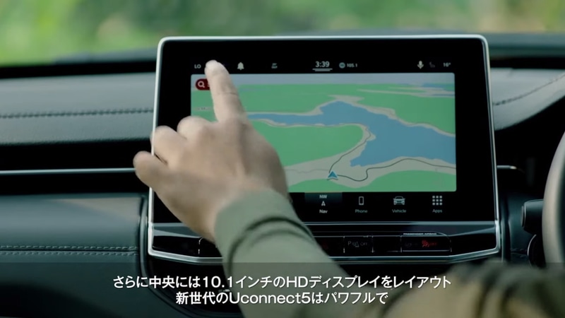 Uconnect5は直感的な使いやすさに加え、浮き上がったようなデザインで広さ感の演出にも寄与している