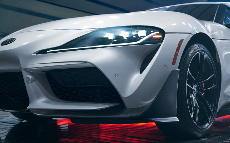 CFエディションではカーボンファイバーフロントスプリッターや大型のカナード、小型のカーボン製リアスポイラーなどを装着。鍛造19インチアルミホイールはマットブラック仕上げ