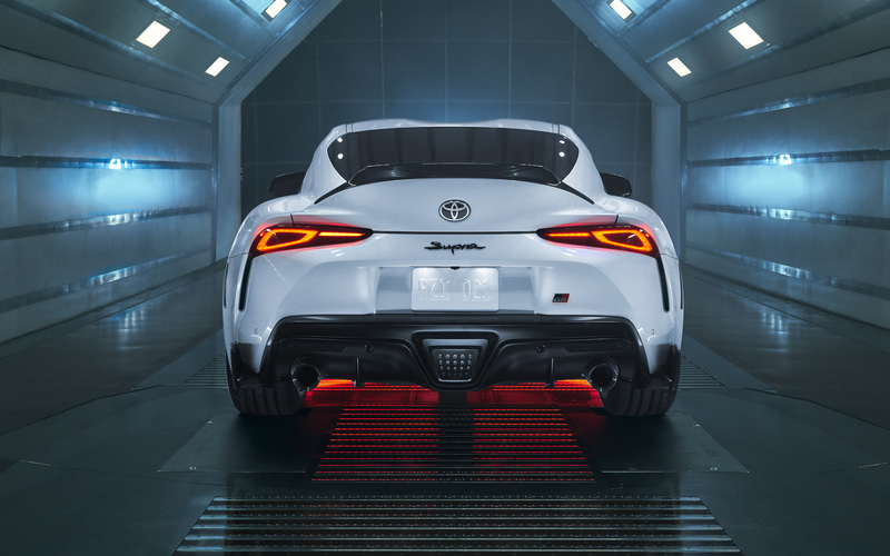 CFエディションではカーボンファイバーフロントスプリッターや大型のカナード、小型のカーボン製リアスポイラーなどを装着。鍛造19インチアルミホイールはマットブラック仕上げ