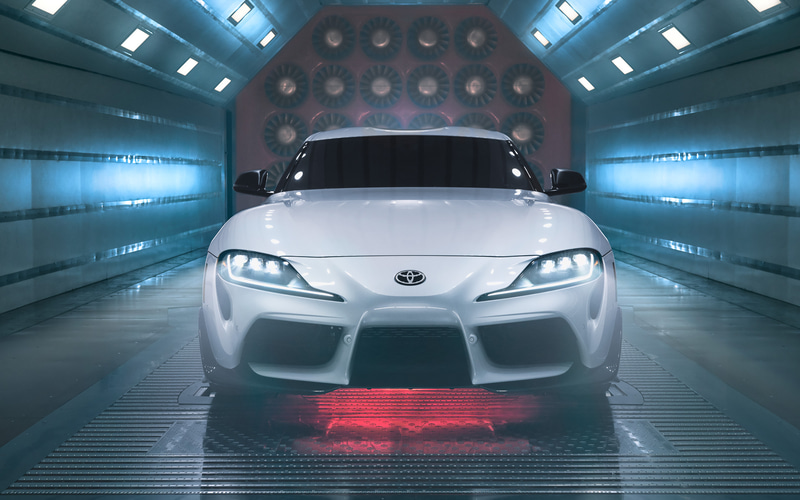 CFエディションではカーボンファイバーフロントスプリッターや大型のカナード、小型のカーボン製リアスポイラーなどを装着。鍛造19インチアルミホイールはマットブラック仕上げ