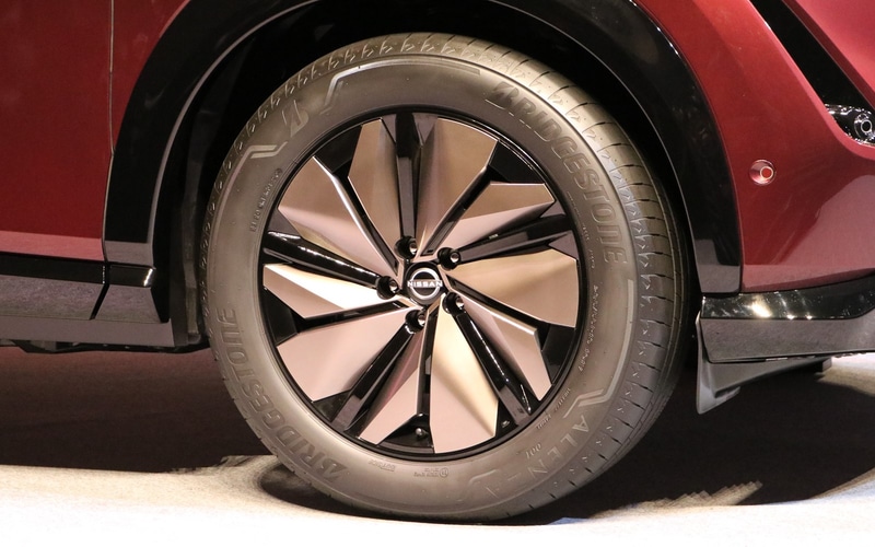 前後ともリミテッド専用デザインのホイールカバーを装着。タイヤはブリヂストンのアレンザで、サイズは前後とも235/55R19を履く