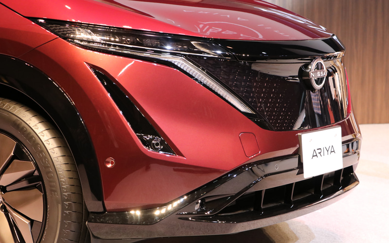 フロントまわり。フロントグリルには組子のパターンが取り入れられる