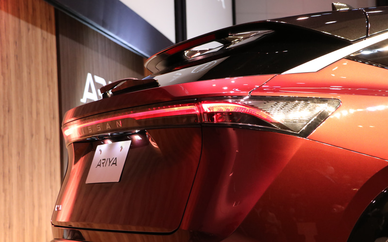 1本の基線が通る薄いリアコンビランプ