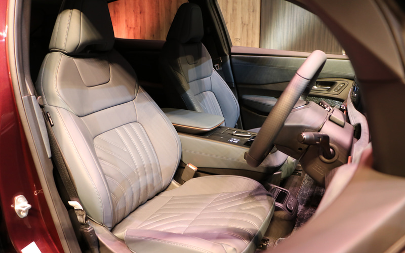 シートは柔らかくプレミアムな質感のナッパレザーシートを標準装備