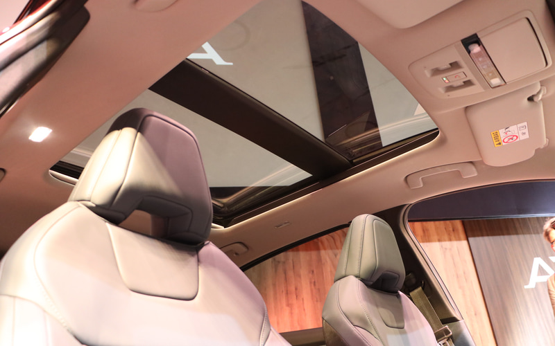 リミテッドは標準装備となる「パノラミックガラスルーフ（電動チルト&スライド、電動格納式シェード付、リモート機能付）」