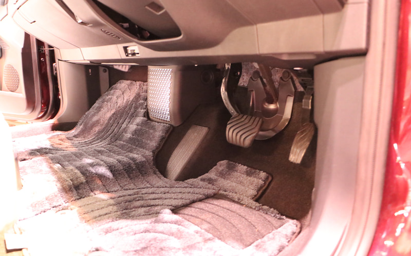 運転席から助手席まで広々とした足下スペース