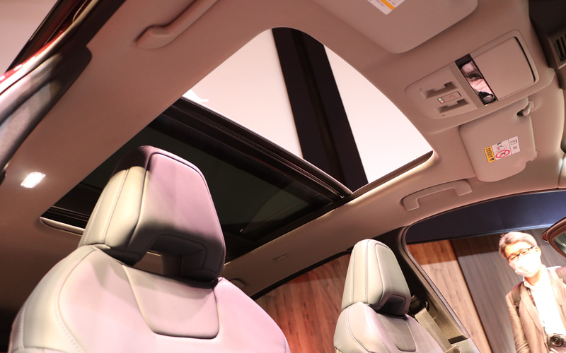 リミテッドは標準装備となる「パノラミックガラスルーフ（電動チルト&スライド、電動格納式シェード付、リモート機能付）」