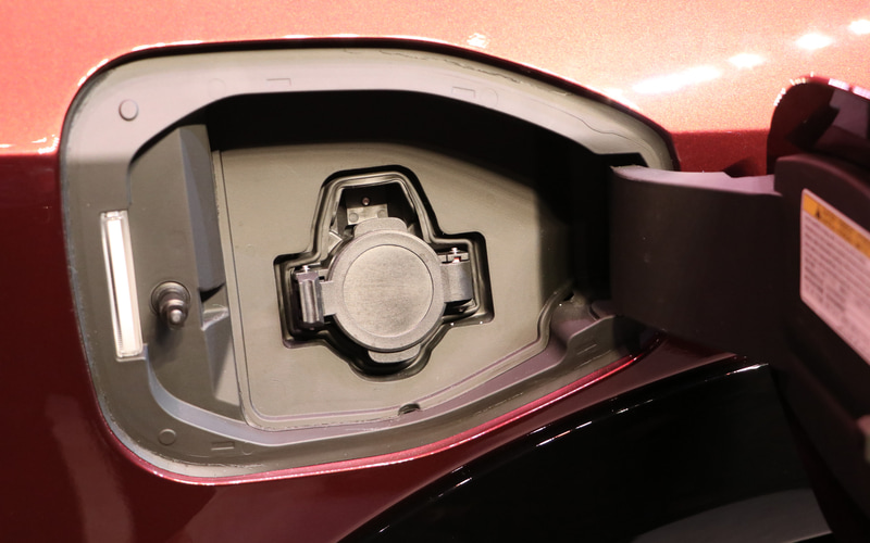 運転席側は普通充電用ポート