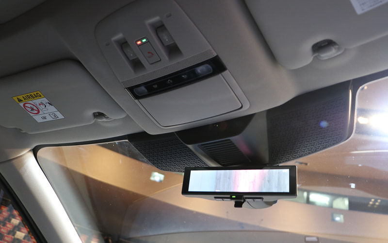 ルームミラーはリアカメラの映像が投影される