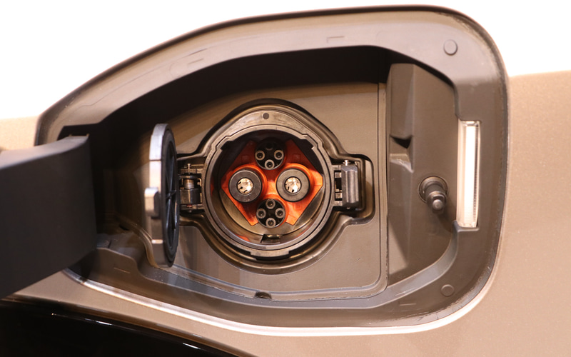 助手席側は急速充電対応のCHAdeMO対応ポート