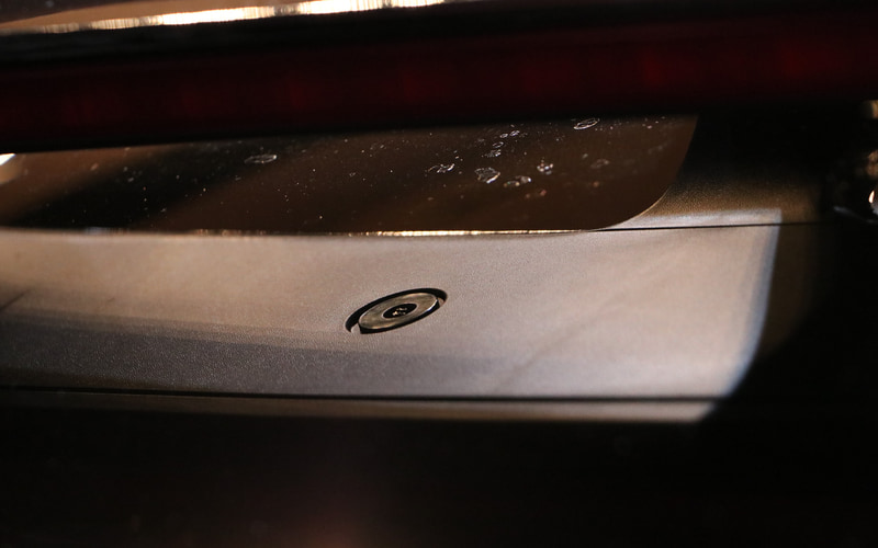 リアカメラはルーフスポイラーの下に配置されている