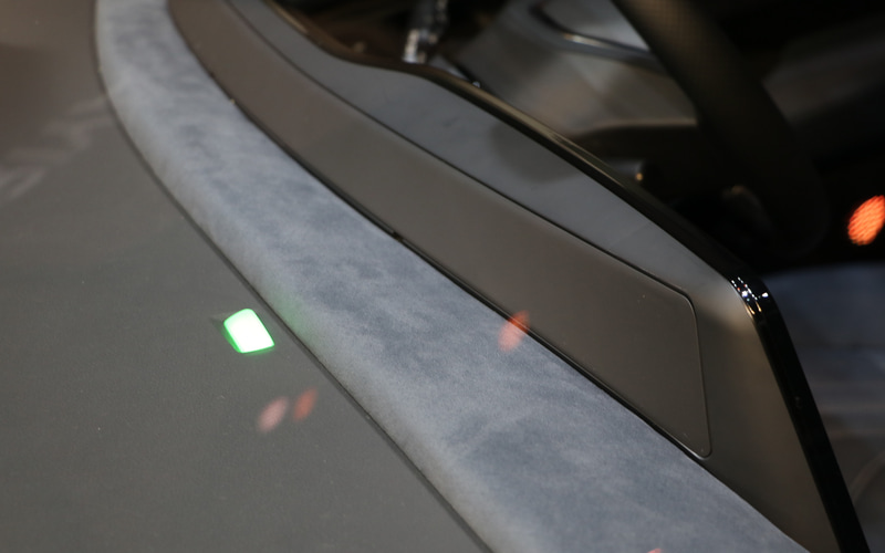 ダッシュボード中央には緑、青、赤の3色で充電状態を確認できるランプを装備