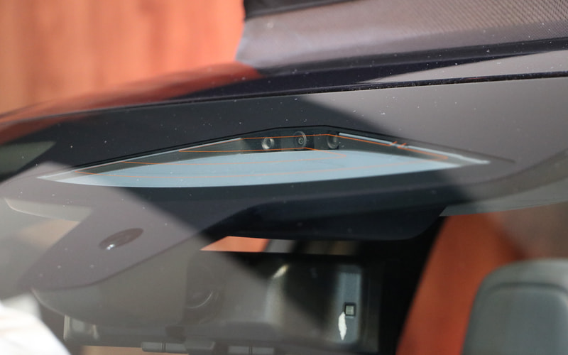 フロントガラスに装備されるカメラ