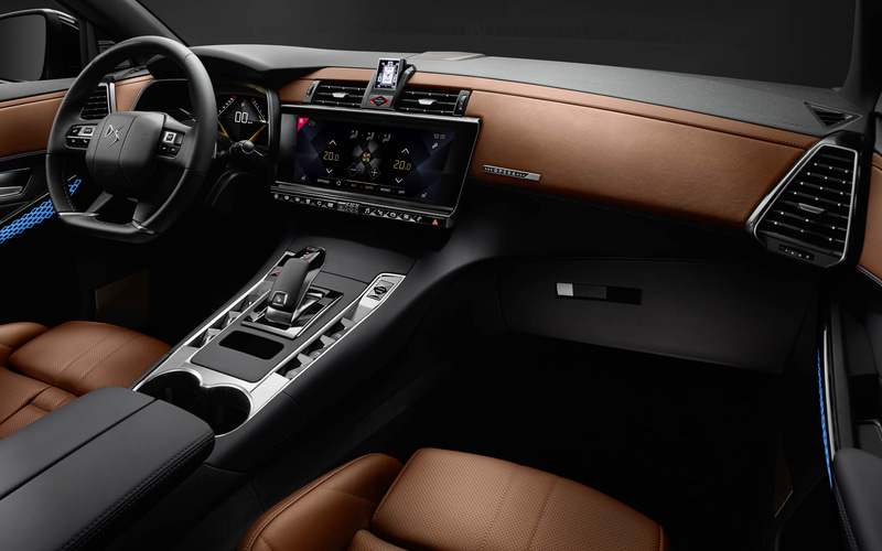 通常はブラックとなるナッパレザーを、明るい印象のブラウンに変更