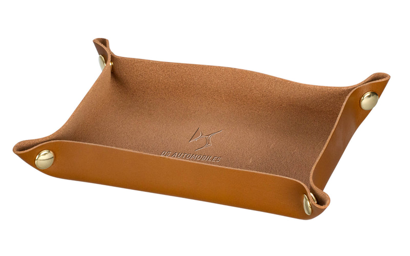 クーポンを持参した来場者には牛革製の「DS オリジナル レザートレイ」をプレゼント