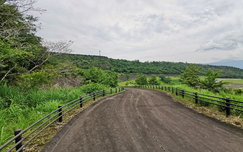 脇道からバンクへ向かっています