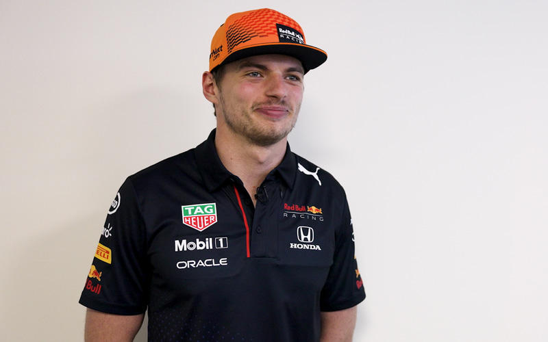 インタビューに答えるマックス・フェルスタッペン選手