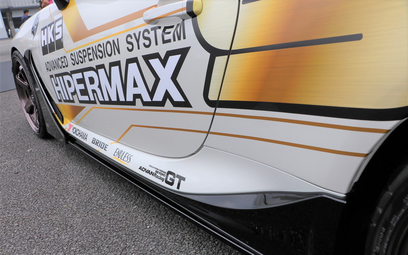 ボディラインに合わせたサイドステップ