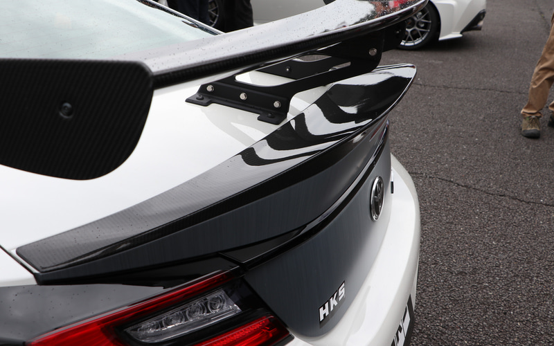 トランクスポイラーも装着