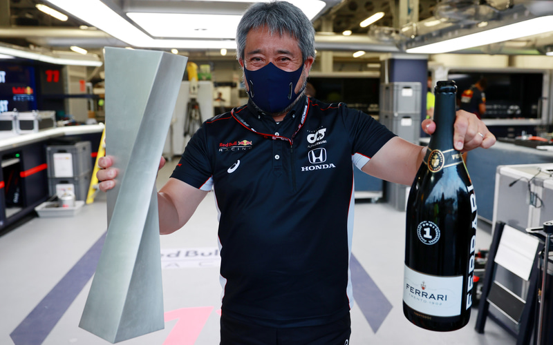 アゼルバイジャンGPで優勝したセルジオ・ペレス選手のトロフィーとシャンパンのボトルを掲げるホンダ F1 マネージングディレクター 山本雅史氏 （C）Getty Images / Red Bull Content Pool