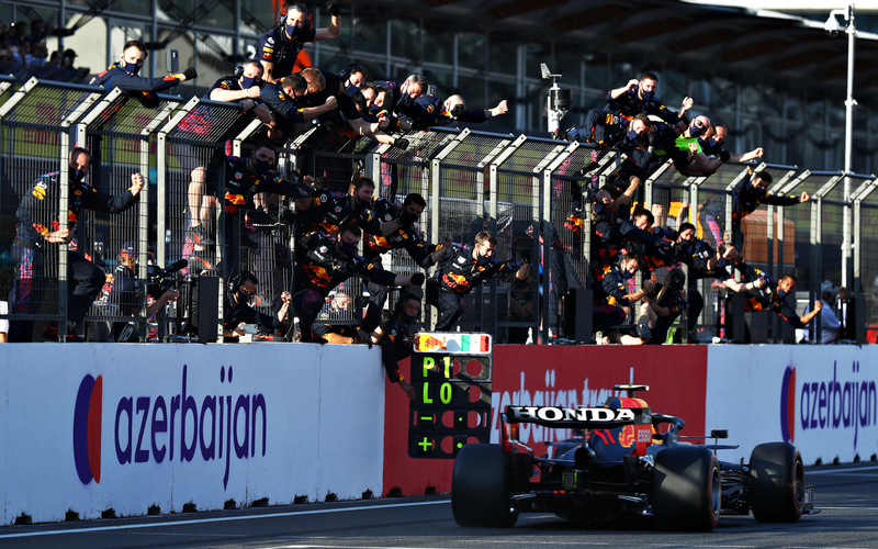 チェッカーを受けるセルジオ・ペレス選手 （C）Getty Images / Red Bull Content Pool