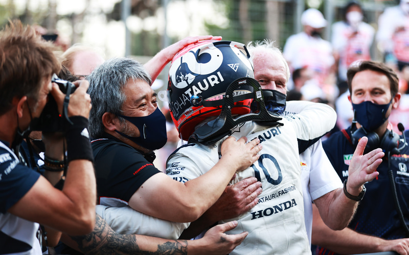 3位表彰台を獲得したガスリー選手を祝福する山本MD （C）Getty Images / Red Bull Content Pool